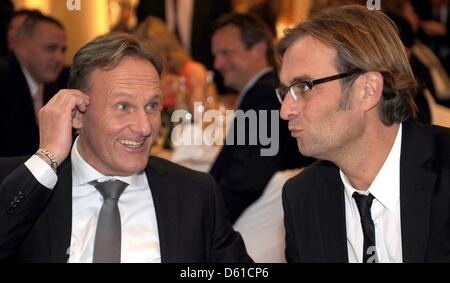 FILE - un file foto datata 18 dicembre 2011 mostra il Borussia Dortmund's head coach Juergen Klopp e CEO Hans-Joachim Watzke (L) durante il 'atleta dell'anno" gala al Kurhaus di Baden Baden, Germania. Dortmund giocherà Bayern Monaco di Baviera in la DFB cup finale math in un mese. Foto: Patrick Seeger Foto Stock