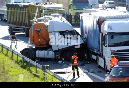 I carrelli si trova incuneata insieme sulla autostrada A2, vicino al lago Lehrte fermata per riposare nei pressi di Hannover, Germania, 17 aprile 2012. Tre camion correva in ogni altro. L'A2 è stato chiuso dopo che il carrello incidente vicino a Lehrte in direzione Dortmund. Un driver è stato gravemente ferito. Foto: Rainer Jensen Foto Stock