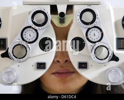 FILE - Un archivio foto datata 11 dicembre 2003 mostra un assistente alle vendite di un ottico ramo seduti dietro una visione dello strumento di screening a Duesseldorf in Germania. Il tedesco Associazione centrale degli Ottici ha presentato i suoi risultati annuali per il 2011 nel corso di una conferenza stampa a Duesseldorf il 17 aprile 2012. Foto: Roland Weihrauch Foto Stock