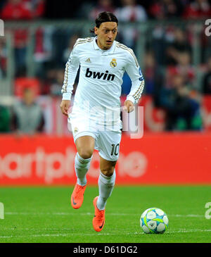 Madrid è Mesut Oezil gioca la palla durante la prima tappa della UEFA Champions League semi finale tra FC Bayern Monaco e real madrid nello stadio Allianz Arena di Munihc, Germania, 17 aprile 2012. Foto: Thomas Eisenhuth Foto Stock