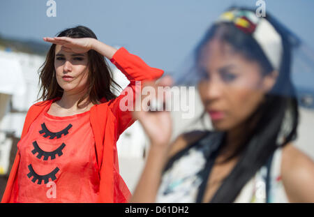 Modelli Roxanna (L) e Enyalina presente fashion design di raccolta da Elena vuoto e Kaetlin Kaljuvee (Estonia) presso la spiaggia di Heringsdorf, Germania, 18 aprile 2012. Il Baltic Fashion Award sarà presentato durante l'evento di moda Fashion Baltico il 20 e 21 aprile 2012 per l'undicesimo tempo. Il Baltic Fashion Award premia creativo delle collezioni moda dall'area baltica Foto Stock