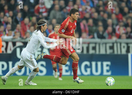 Monaco di Baviera è Mario Gomez (R) e Madrid Sergio Ramos si contendono la palla durante la Champions League semi-finale prima gamba partita di calcio tra FC Bayern Monaco e Real Madrid nello stadio Allianz Arena di Monaco di Baviera, Germania, il 17 aprile 2012. Foto: Andreas Gebert dpa/lby Foto Stock