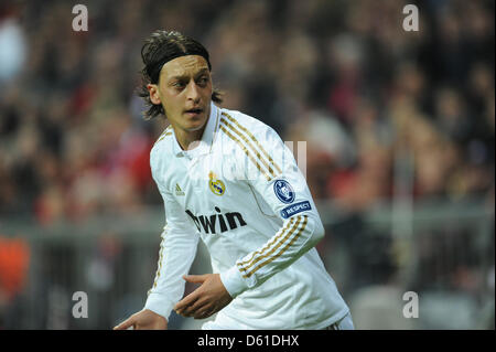 Madrid è Mesut Oezil è raffigurato durante la Champions League semi-finale prima gamba partita di calcio tra FC Bayern Monaco e Real Madrid nello stadio Allianz Arena di Monaco di Baviera, Germania, il 17 aprile 2012. Foto: Andreas Gebert dpa/lby Foto Stock