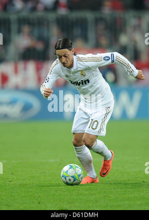 Madrid è Mesut Oezil gioca la palla durante la prima tappa della UEFA Champions League semi finale tra FC Bayern Monaco e Real Madrid nello stadio Allianz Arena di Monaco di Baviera, Germania, il 17 aprile 2012. Foto: Marc Mueller Foto Stock