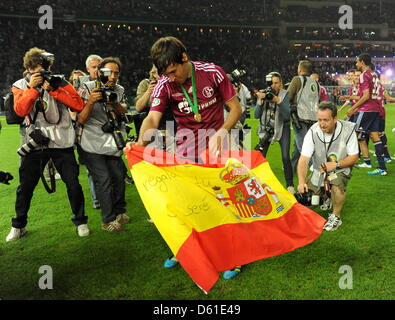 FILE - un file foto datata 21 maggio 2011 Mostra Schalke's Raul tifo dopo la DFB cup match finale MSV Duisburg vs FC Schalke 04 a Berlino, Germania. Calcio spagnolo professional Raul lascia FC Schalke 04 alla fine della stagione, secondo la Bundesliga club di calcio il 19 aprile 2012. Foto: Maurizio Gambarini Foto Stock