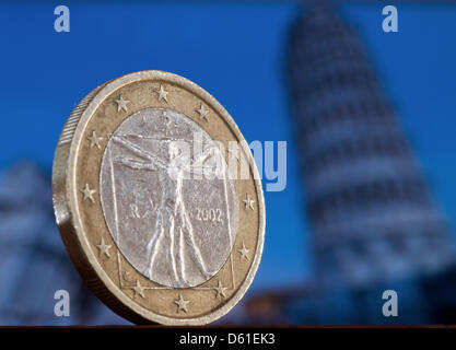 Illustrazione - un'immagine illustrata mostra un italiano 1 euro di moneta in piedi di fronte allo schermo di un computer sul quale un immagine della Torre Pendente di Pisa è visualizzato in Eichwalde, Germania, 17 aprile 2012. Foto: Tim Brakemeier Foto Stock