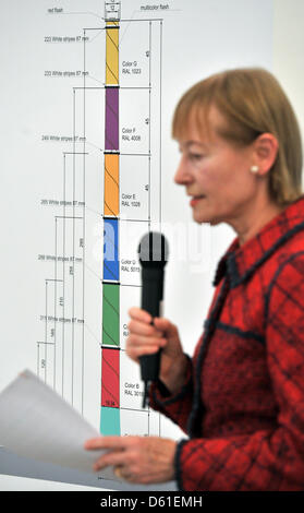 Direttore generale delle collezioni d'arte Chemnitz Ingrid Moessinger presenta il design vincente per la 302 m del camino di calore ed energia elettrica a Chemnitz, Germania, 17 aprile 2012. Il francese pittore e scultore Daniel Buren' design ha vinto. Il lavoro avrà inizio la prossima settimana e probabilmente sarà terminato entro l'autunno 2013. Foto: Hendrik Schmidt Foto Stock