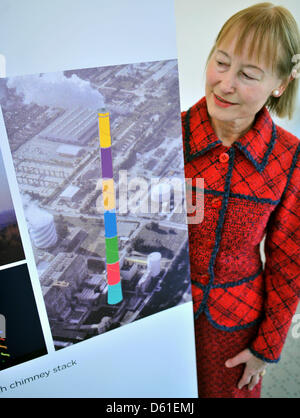 Direttore generale delle collezioni d'arte Chemnitz Ingrid Moessinger presenta il design vincente per la 302 m del camino di calore ed energia elettrica a Chemnitz, Germania, 17 aprile 2012. Il francese pittore e scultore Daniel Buren' design ha vinto. Il lavoro avrà inizio la prossima settimana e probabilmente sarà terminato entro l'autunno 2013. Foto: Hendrik Schmidt Foto Stock