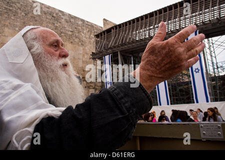 Gerusalemme, Israele. 11 aprile 2013. Ebrea ortodossa protesta degli uomini le pratiche delle donne della parete come indossano la preghiera scialli e phylacteries, pregare e cantare ad alta voce, a dispetto della ortodossia della tradizione ebraica e di sentenze della Corte di giustizia contro tali pratiche. Gerusalemme, Israele. 11-Aprile-2013. Cinque donne detenute al Muro Occidentale per indossare la preghiera scialli e phylacteries a dispetto di ebrea ortodossa riservandosi di monopolio queste pratiche per gli uomini e una donna dirigente della parete sono state combattendo, esigente egualitaria pratica del giudaismo. Credito: Nir Alon / Alamy Live News Foto Stock