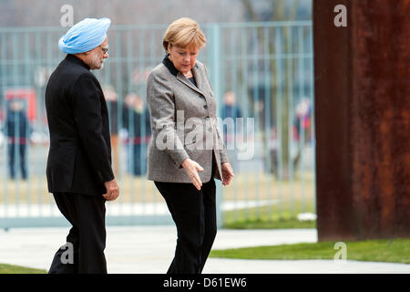 Berlino, Germania.11 Aprile 2013.Il Cancelliere tedesco Angela Merkel accoglie con favore il Primo Ministro indiano Manmohan Singh, con gli onori militari presso la Cancelleria federale. Credito Credito: Gonçalo Silva/Alamy Live News. Foto Stock