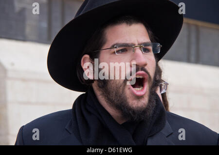 Gerusalemme, Israele. 11 aprile 2013. Ebrea ortodossa protesta degli uomini le pratiche delle donne della parete come indossano la preghiera scialli e phylacteries, pregare e cantare ad alta voce, a dispetto della ortodossia della tradizione ebraica e di sentenze della Corte di giustizia contro tali pratiche. Gerusalemme, Israele. 11-Aprile-2013. Cinque donne detenute al Muro Occidentale per indossare la preghiera scialli e phylacteries a dispetto di ebrea ortodossa riservandosi di monopolio queste pratiche per gli uomini e una donna dirigente della parete sono state combattendo, esigente egualitaria pratica del giudaismo. Credito: Nir Alon / Alamy Live News Foto Stock