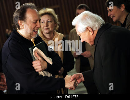 Conduttore italiana dell'orchestra Gewandhaus di Lipsia, Riccardo Chailly (L), incontra Georg Ratzinger, il fratello del Papa durante un reharsal dell'orchestra presso il Vaticano a Roma, Italia, 20 aprile 2012. La famosa orchestra intende riprodurre il "inno di lode" di Mendelssohn Bartholdy sul compleanno di Papa Benedetto XVI il 20 aprile 2012. Foto: Jan Woitas Foto Stock