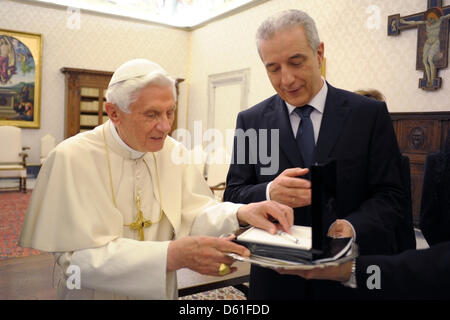 Premier di Sassonia Stanislaw Tillich (R) dà il Papa un regalo di compleanno, una penna stilografica realizzata in vera porcellana Meissner in Vaticano a Roma, Italia, 20 aprile 2012. Tillich è a Roma su invito del Gewandhausorchester. L'Orchestra sta suonando il venerdì per il compleanno di Papa Benedetto XVI. Foto OSSERVATORE ROMANO Foto Stock