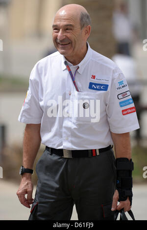 Il team principal della Sauber, svizzero Peter Sauber, arriva il paddock presso il Circuito Internazionale del Bahrain a Sakhir, vicino a Manama, Bahrein, 21 aprile 2012. Il Gran Premio di Formula Uno del Bahrain si svolgerà il 22 aprile 2012. Foto: David Ebener dpa Foto Stock