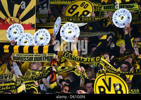 Gli appassionati di Dormund celebrano il loro team durante la Bundesliga partita di calcio tra Borussia Dortmund e Borussia Moenchengladbach al Signal Iduna Park di Dortmund, Germania, il 21 aprile 2012. Foto: Bernd Thissen Foto Stock