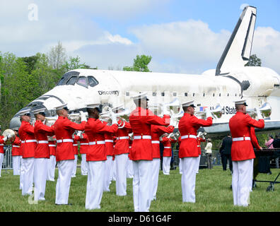 Presidenti proprio Marine Marching Band suona presso la cerimonia in cui lo Space Shuttle Discovery verrà firmato sopra per sostituire lo Space Shuttle Enterprise allo Smithsonian Institution di Steven F. Udvar-Hazy Center di Chantilly, Virginia in attesa dell'arrivo del giovedì, 19 aprile 2012. Enterprise saranno in esposizione permanente presso il museo Intrepid in New York New York.. Foto Stock