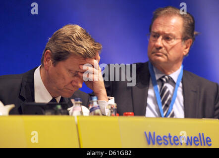 Il Ministro degli esteri tedesco Guido Westerwelle (L) si siede accanto a ex ministro degli esteri Klaus Kinkel al partito federale riunione della FDP di Karlsruhe in Germania, 21 aprile 2012. I delegati di discutere il programma di base e il futuro del partito alla riunione. Foto: Patrick Seeger Foto Stock