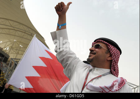 Il principe ereditario Salman Shaikh Isa bin Hamad Al Khalifa dà un pollice in su per gli spettatori sulle tribune prima della FORMULA ONE Grand Prix del Bahrein presso il Circuito Internazionale di Sakhir, vicino a Manama, Bahrein, 22 aprile 2012. Foto: David Ebener dpa +++(c) dpa - Bildfunk+++ Foto Stock