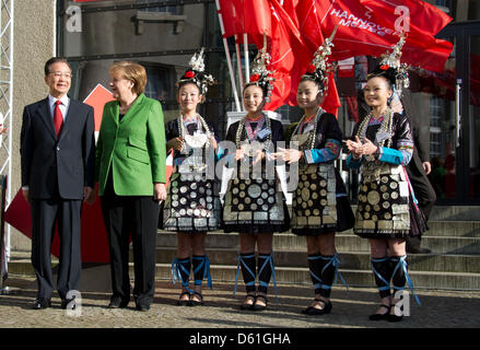 Il cancelliere tedesco Angela Merkel sorge accanto al Primo Ministro cinese Wen Jiabao (L) durante la manifestazione di apertura di 'Hannover Messe" presso la Hannover Congress Center a Hannover, Germania, 22 aprile 2012. Circa 5000 aziende provenienti da 69 paesi prendono parte in tutto il mondo più grande fiera industriale che ha luogo tra il 23 e 27 aprile 2012 a Hannover. Questo anno il paese partner è la Cina. Pho Foto Stock