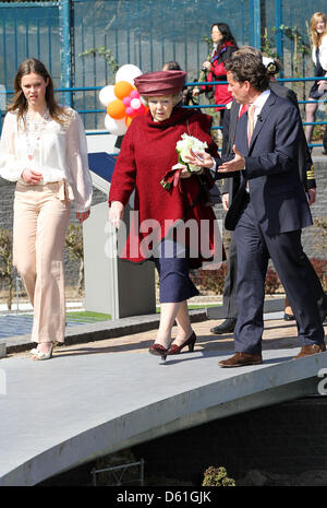 La regina Beatrice si apre il nuovo Madurodam all'Aia, Paesi Bassi, 21 aprile 2012. Si tratta di un modello di una cittadina olandese in scala 1:25, composto da tipici olandesi edifici e monumenti, come si trovano in corrispondenza di varie posizioni nel paese. Questo olandesi principali attrazione turistica è stata costruita nel 1952. Foto: Albert Nieboer - PAESI BASSI FUORI Foto Stock