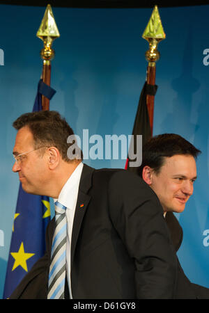 Tedesco Ministro Interiro Hans-Peter Friedrich (L) e il suo collega polacco Jacek Cichocki tenere una conferenza stampa congiunta sulla lotta contro la criminalità attraverso le frontiere europee a Francoforte (Oder), Germania, 23 aprile 2012. Foto: PATRICK PLEUL Foto Stock