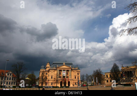 Nuvole scure passate con il mouse sopra il Meclemburgo Teatro di Stato di Schwerin, Germania, 23 aprile 2012. Foto: Jens Buettner Foto Stock