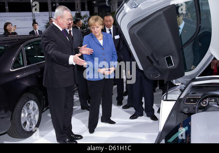 Il cancelliere tedesco Angela Merkel e Volkswagen, presidente del consiglio di amministrazione Martin Winterkorn esaminare aVolkswagen XL1 presso lo stabilimento della Volkswagen a Wolfsburg, in Germania, il 23 aprile 2012. Foto: FRISO GENTSCH Foto Stock