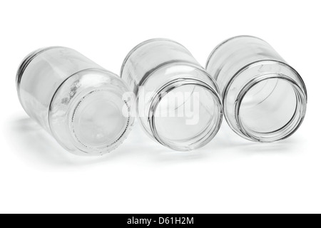 Tre i contenitori di vetro vuoti giacente su sfondo bianco Foto Stock
