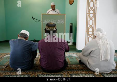 La preghiera del venerdì (Jumu'ah) avviene in corrispondenza di Khadija moschea a Berlino, Germania, 20 aprile 2012. Foto: Florian Schuh Foto Stock