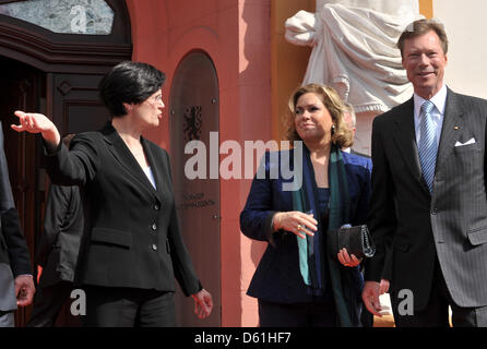 Il premier del Land di Turingia Christine Lieberknecht (CDU, L) accoglie favorevolmente il Granduca Henri di Lussemburgo e la Granduchessa Maria Teresa di fronte alla Cancelleria di Stato a Erfurt, Germania, 25 aprile 2012. Il Granduca Henri è in visita di Stato in Germania su invito del Presidente tedesco Gauck. Il Land Turingia è l'ultima tappa della visita. Foto: Martin Schutt Foto Stock