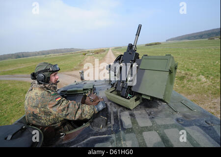 Un soldato guarda al di fuori di un combattimento blindati veicolo del GTK tipo Boxer durante una presentazione di sistemi di armi dalla German Federal Defence Force presso la zona di addestramento militare in Putlos, Germania, 25 aprile 2012. I rappresentanti degli Stati membri dell'Organizzazione per la sicurezza e la cooperazione in Europa delle Nazioni unite (OSCE) hanno visitato la presentazione come parte della serie di eventi "ilita Foto Stock