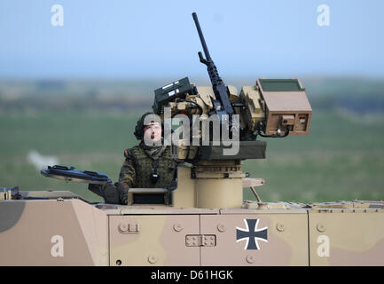 Un soldato guarda al di fuori di un combattimento blindati veicolo del GTK tipo Boxer durante una presentazione di sistemi di armi dalla German Federal Defence Force presso la zona di addestramento militare in Putlos, Germania, 25 aprile 2012. I rappresentanti degli Stati membri dell'Organizzazione per la sicurezza e la cooperazione in Europa delle Nazioni unite (OSCE) hanno visitato la presentazione come parte della serie di eventi "ilita Foto Stock