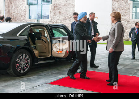 Berlino, Germania.11 Aprile 2013.Il Cancelliere tedesco Angela Merkel accoglie con favore il Primo Ministro indiano Manmohan Singh, con gli onori militari presso la Cancelleria federale. Credito Credito: Gonçalo Silva/Alamy Live News. Foto Stock