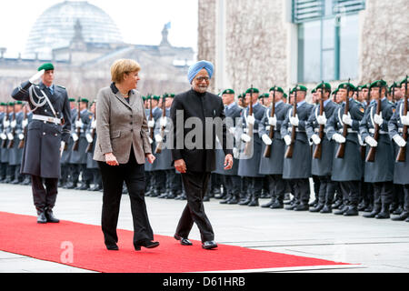 Berlino, Germania.11 Aprile 2013.Il Cancelliere tedesco Angela Merkel accoglie con favore il Primo Ministro indiano Manmohan Singh, con gli onori militari presso la Cancelleria federale. Credito Credito: Gonçalo Silva/Alamy Live News. Foto Stock