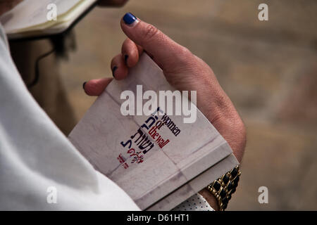 Gerusalemme, Israele. 11 aprile 2013. Meretz MK Tamar Zandberg detiene una donna della parete libro di preghiera presso il Muro Occidentale. Gerusalemme, Israele. 11-Aprile-2013. Cinque donne detenute al Muro Occidentale per indossare la preghiera scialli e phylacteries a dispetto di ebrea ortodossa riservandosi di monopolio queste pratiche per gli uomini e una donna dirigente della parete sono state combattendo, esigente egualitaria pratica del giudaismo. Credito: Nir Alon / Alamy Live News Foto Stock