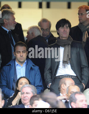 Joachim Loew (R), allenatore della squadra nazionale di calcio tedesca, e l'assistente allenatore della squadra nazionale di calcio tedesca, Hans-Dieter 'Hansi' Flick (L), visto sul supporto durante la Champions League semi finale seconda gamba partita di calcio tra il Real Madrid e FC Bayern Monaco di Baviera al Santiago Bernabeu a Madrid, Spagna, 25 aprile 2012. Foto: Andreas Gebert dpa +++(c) - dpa Foto Stock