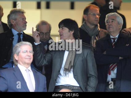 Joachim Loew (C), allenatore della squadra nazionale di calcio tedesca, parla di ex calciatore Paul Breitner (L) sul supporto durante la Champions League semi finale seconda gamba partita di calcio tra il Real Madrid e FC Bayern Monaco di Baviera al Santiago Bernabeu a Madrid, Spagna, 25 aprile 2012. Foto: Andreas Gebert dpa +++(c) dpa - Bildfunk+++ Foto Stock