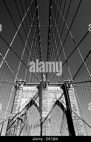 Il Ponte di Brooklyn e la parte inferiore di Manhattan, New York New York, Stati Uniti d'America immagine presa dal suolo pubblico Foto Stock