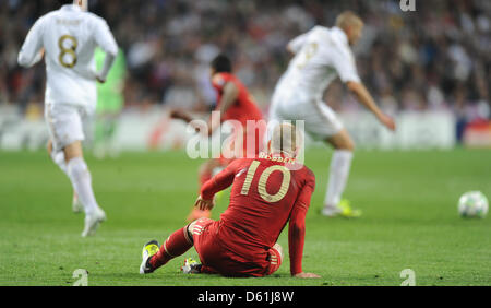 Monaco di Baviera Arjen Robben si siede sul passo durante la Champions League semi finale seconda gamba partita di calcio tra il Real Madrid e FC Bayern Monaco di Baviera al Santiago Bernabeu a Madrid, Spagna, 25 aprile 2012. Foto: Marc Mueller dpa +++(c) dpa - Bildfunk+++ Foto Stock