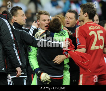 Monaco di Baviera è il portiere Manuel Neuer (camicia verde) festeggia dopo la vittoria ai rigori della Champions League semi finale seconda gamba partita di calcio tra il Real Madrid e FC Bayern Monaco di Baviera al Santiago Bernabeu a Madrid, Spagna, 25 aprile 2012. Foto: Marc Mueller dpa +++(c) dpa - Bildfunk+++ Foto Stock