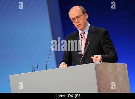 Der Vorstandsvorsitzende der Münchener Rück AG Monaco di Baviera (Re), Nikolaus von Bomhard, spricht am Donnerstag (26.04.2012) in München (Alta Baviera) bei der Hauptversammlung sciabiche Unternehmens. Der weltgrößte Rückversicherer dürfte schon Im ersten Quartal così viel Gewinn gemacht haben wie im gesamten Katastrophenjahr 2011. Nach Branchenexperten läge der Rückversicherer auf Kurs zu einem un Foto Stock