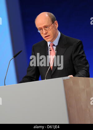 Der Vorstandsvorsitzende der Münchener Rück AG Monaco di Baviera (Re), Nikolaus von Bomhard, spricht am Donnerstag (26.04.2012) in München (Alta Baviera) bei der Hauptversammlung sciabiche Unternehmens. Der weltgrößte Rückversicherer dürfte schon Im ersten Quartal così viel Gewinn gemacht haben wie im gesamten Katastrophenjahr 2011. Nach Branchenexperten läge der Rückversicherer auf Kurs zu einem un Foto Stock