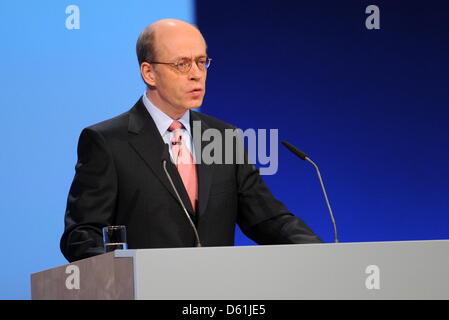 Der Vorstandsvorsitzende der Münchener Rück AG Monaco di Baviera (Re), Nikolaus von Bomhard, spricht am Donnerstag (26.04.2012) in München (Alta Baviera) bei der Hauptversammlung sciabiche Unternehmens. Der weltgrößte Rückversicherer dürfte schon Im ersten Quartal così viel Gewinn gemacht haben wie im gesamten Katastrophenjahr 2011. Nach Branchenexperten läge der Rückversicherer auf Kurs zu einem un Foto Stock