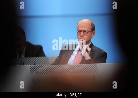 Der Vorstandsvorsitzende der Münchener Rück AG Monaco di Baviera (Re), Nikolaus von Bomhard, nimmt am Donnerstag (26.04.2012) in München (Alta Baviera) an der Hauptversammlung sciabiche Unternehmens teil. Der weltgrößte Rückversicherer dürfte schon Im ersten Quartal così viel Gewinn gemacht haben wie im gesamten Katastrophenjahr 2011. Nach Branchenexperten läge der Rückversicherer auf Kurs zu einem Foto Stock