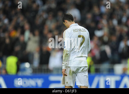 Madrid è Christiano Ronaldo reagisce dopo egli misplayed sua penalità durante la Champions League semi finale seconda gamba partita di calcio tra il Real Madrid e FC Bayern Monaco di Baviera al Santiago Bernabeu a Madrid, Spagna, 25 aprile 2012. Foto: Andreas Gebert Foto Stock