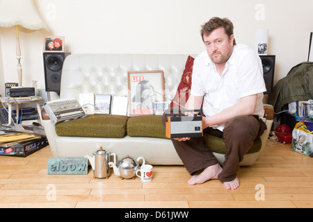 Guy Garvey dalla band inglese il gomito fotografato nella sua casa di Manchester in Inghilterra. Foto Stock