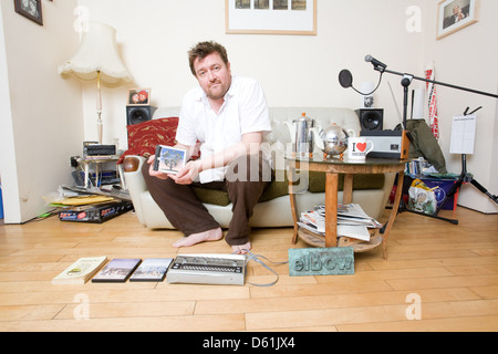 Guy Garvey dalla band inglese il gomito fotografato nella sua casa di Manchester in Inghilterra. Foto Stock