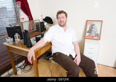 Guy Garvey dalla band inglese il gomito fotografato nella sua casa di Manchester in Inghilterra. Foto Stock