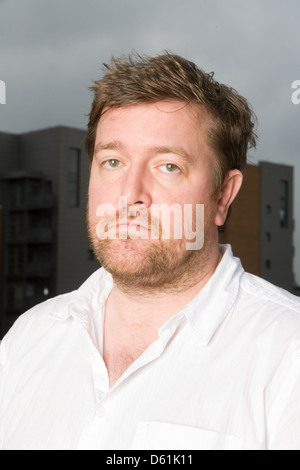 Guy Garvey dalla band inglese il gomito fotografato nella sua casa di Manchester in Inghilterra. Foto Stock