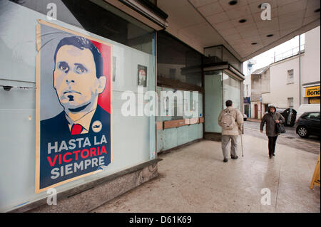 Brighton, Regno Unito. Il 9 aprile 2013. On-Spec: Guerrilla poster di Brighton e Hove Albion FC manager Gus Poyet, basato sul famoso Barack Obama il poster con lo slogan in spagnolo "Hasta La Victoria Siempre', tradotto approssimativamente come "Fino alla Vittoria", che è apparso nella città di questa settimana. Credito: Andrew Hasson / Alamy Live News Foto Stock